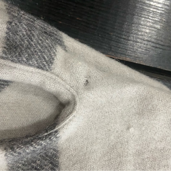 Madewell grey and silver 100 percent wool winter cozy capelet shawl fringe - Picture 3 of 4